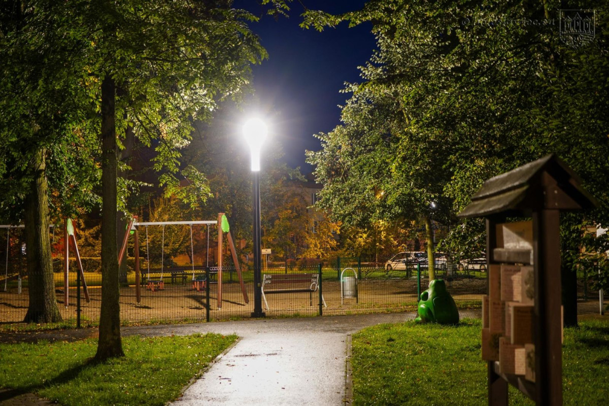 Park Bonina oświetlony