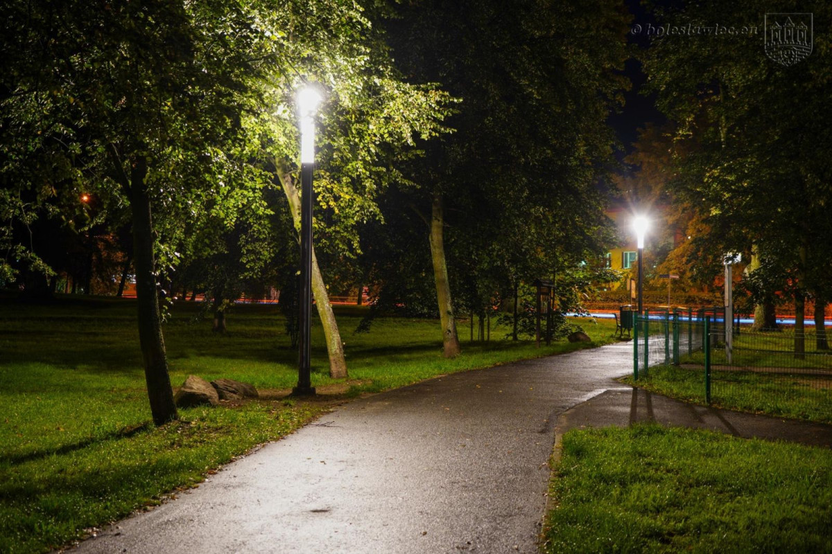 Park Bonina oświetlony