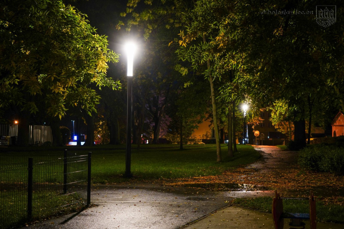 Park Bonina oświetlony