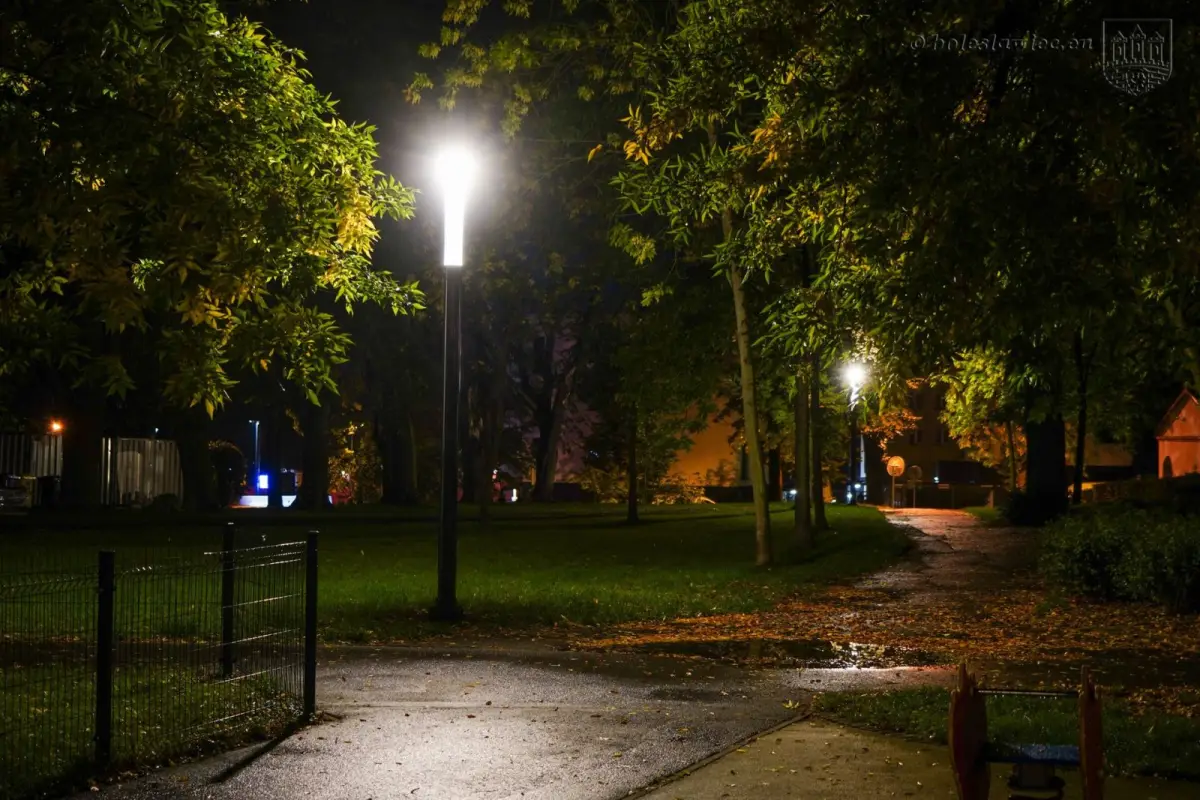 Park Bonina oświetlony
