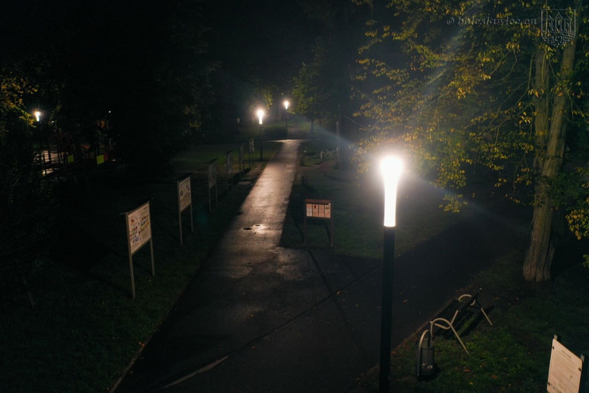 Park Bonina oświetlony