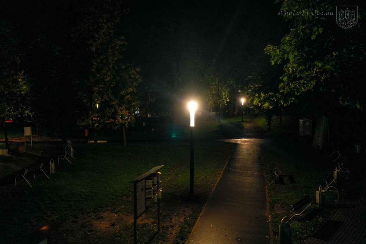 Park Bonina oświetlony