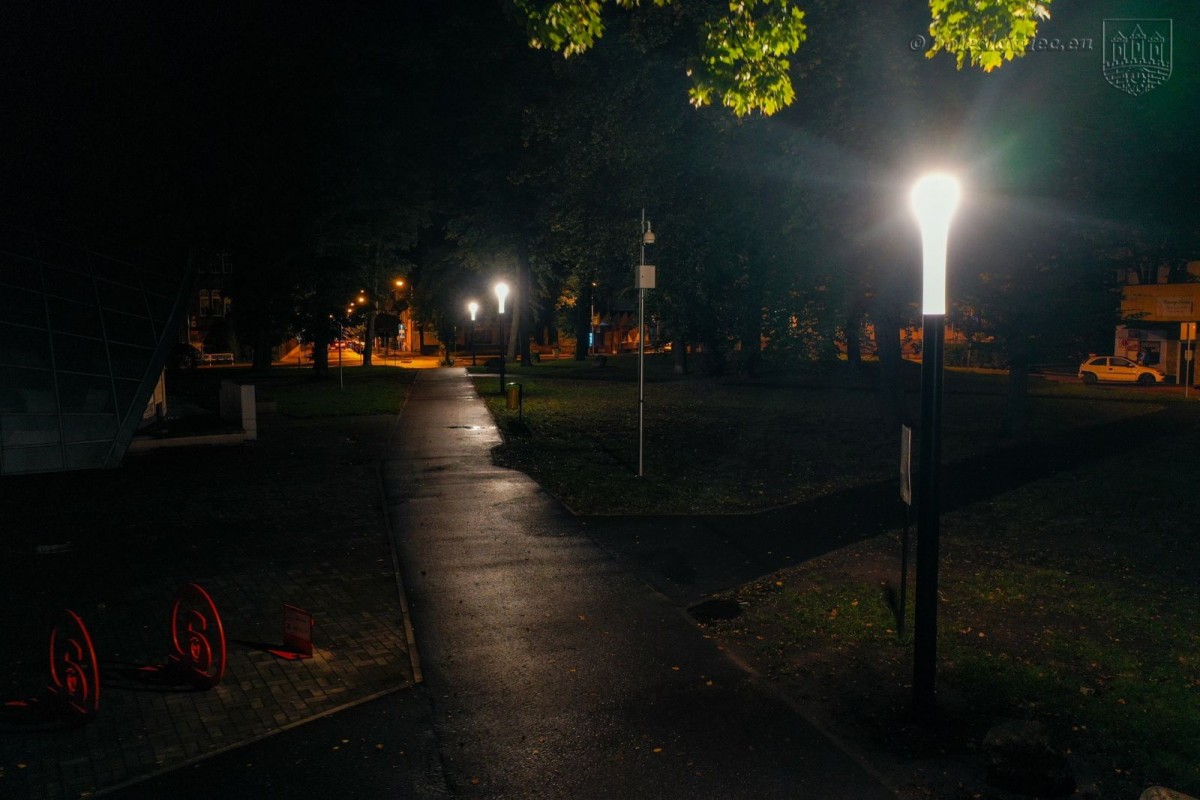 Park Bonina oświetlony