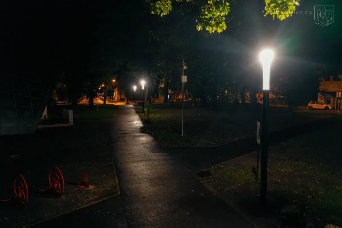 Park Bonina oświetlony
