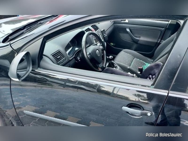 Zdemolowany samochód