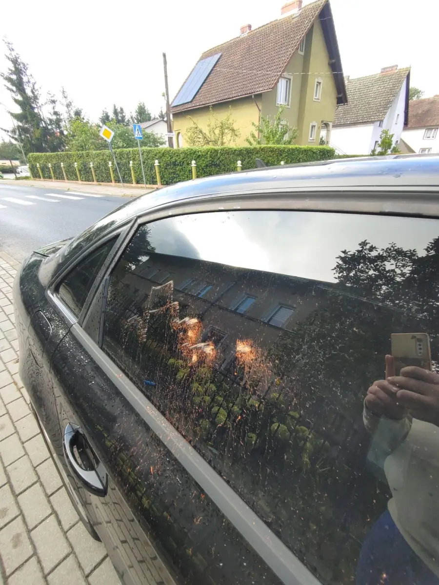 Zniszczone auto w centrum Nowogrodźca. Prośba o pomoc w ustaleniu sprawcy