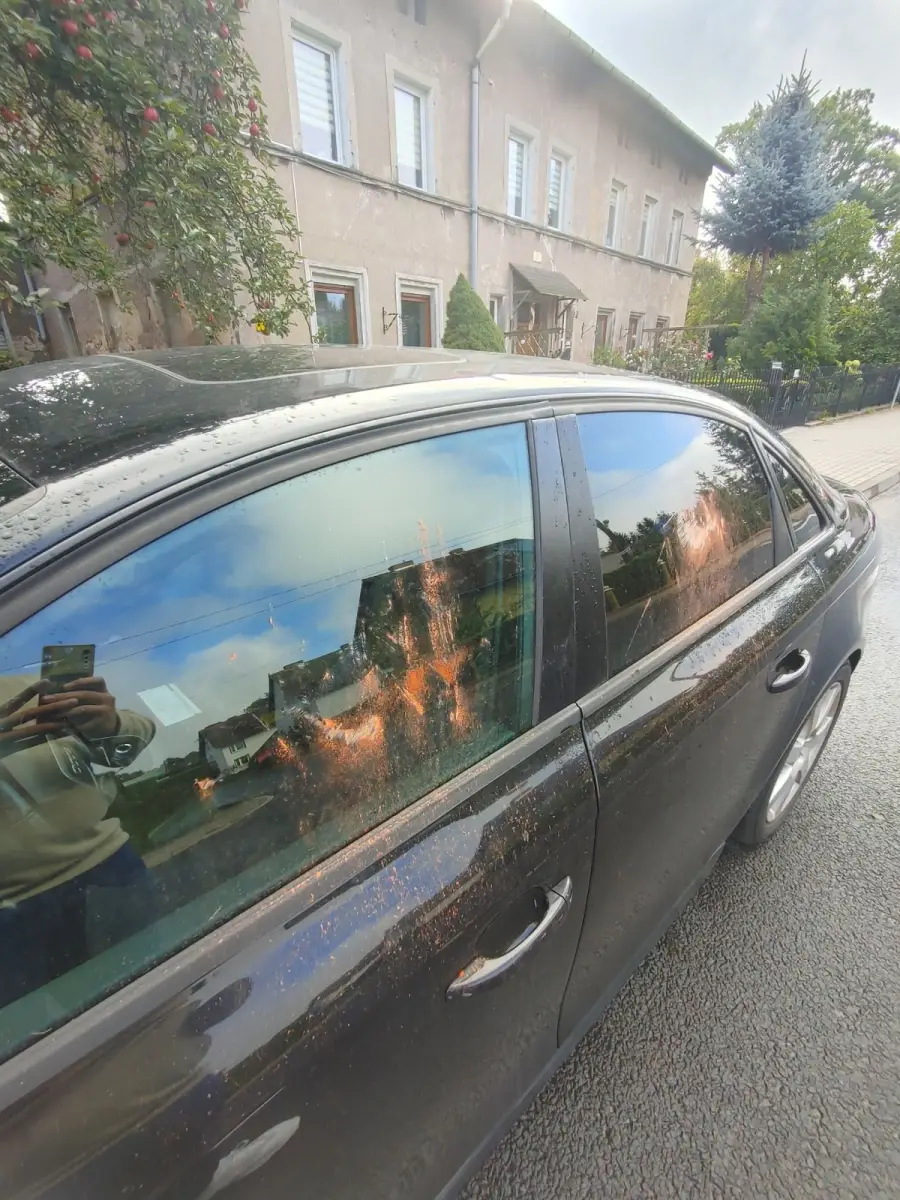 Zniszczone auto w centrum Nowogrodźca. Prośba o pomoc w ustaleniu sprawcy