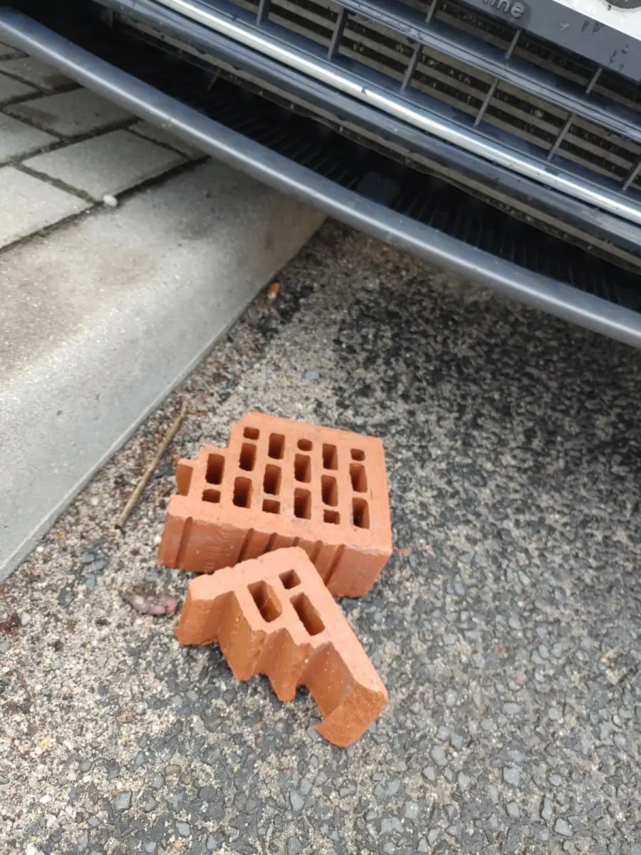 Zniszczone auto w centrum Nowogrodźca. Prośba o pomoc w ustaleniu sprawcy