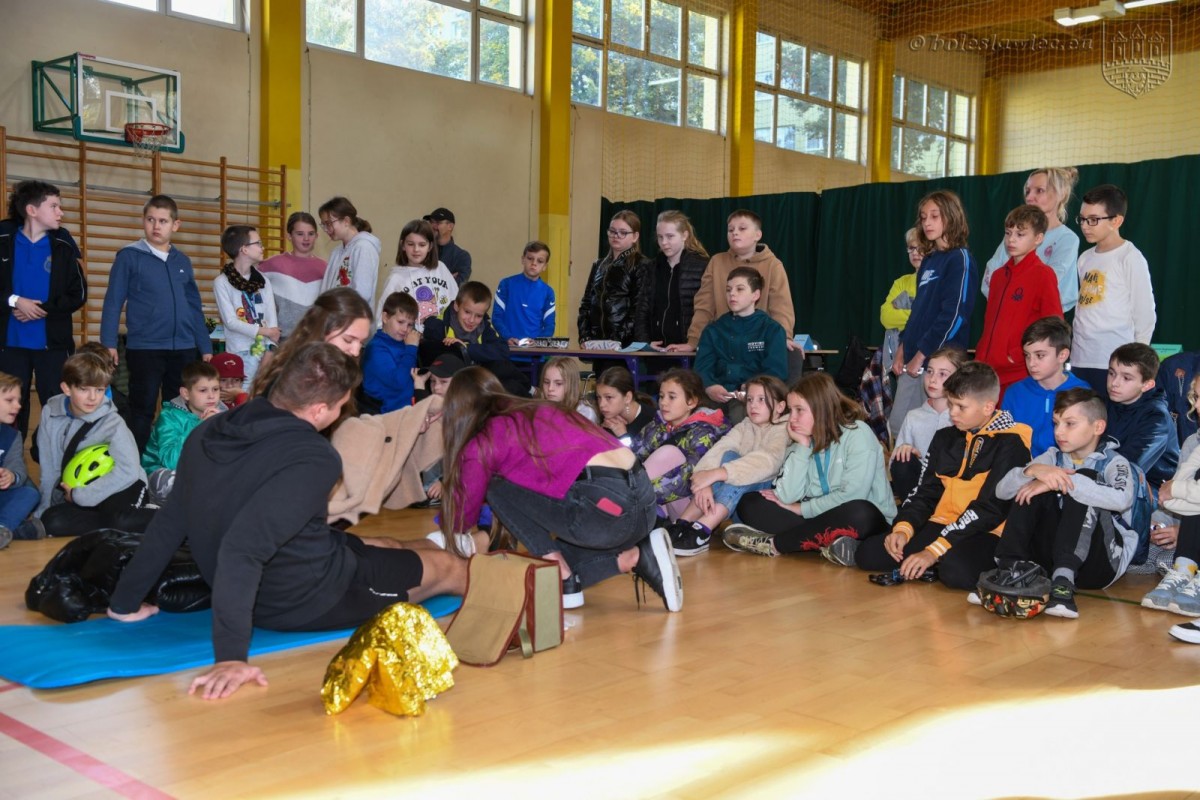 17 drużyn ze szkół podstawowych rywalizowało w konkursie z Nami Bezpieczniej