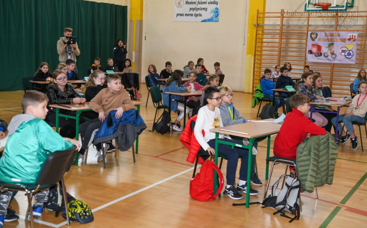 17 drużyn ze szkół podstawowych rywalizowało w konkursie z Nami Bezpieczniej