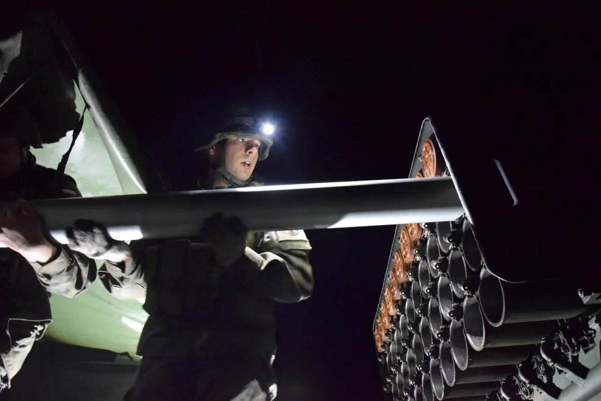 Nocne strzelanie żołnierzy z 23 Śląskiego Pułku Artylerii
