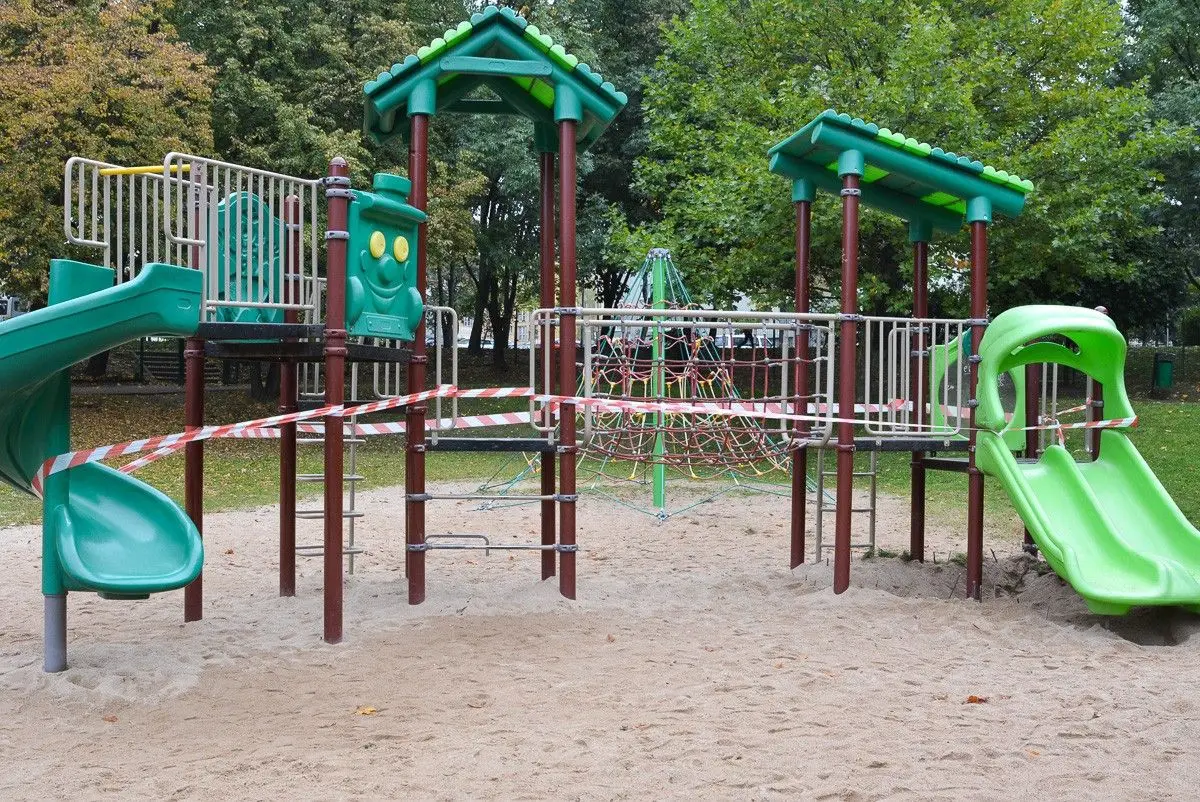 Otaśmowana zjeżdżalnia na placu zabaw przy ulicy Łukasiewicza w Bolesławcu