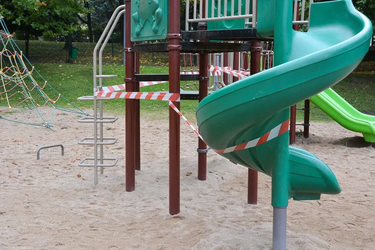 Otaśmowana zjeżdżalnia na placu zabaw przy ulicy Łukasiewicza w Bolesławcu