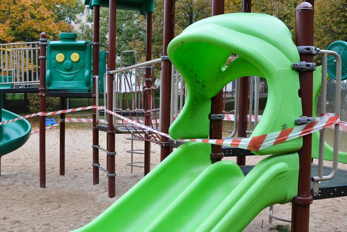 Otaśmowana zjeżdżalnia na placu zabaw przy ulicy Łukasiewicza w Bolesławcu