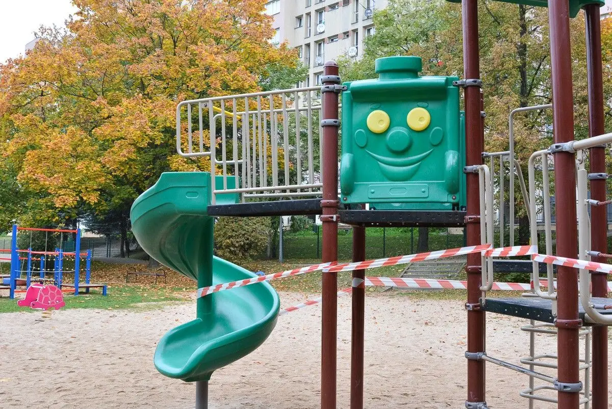 Otaśmowana zjeżdżalnia na placu zabaw przy ulicy Łukasiewicza w Bolesławcu