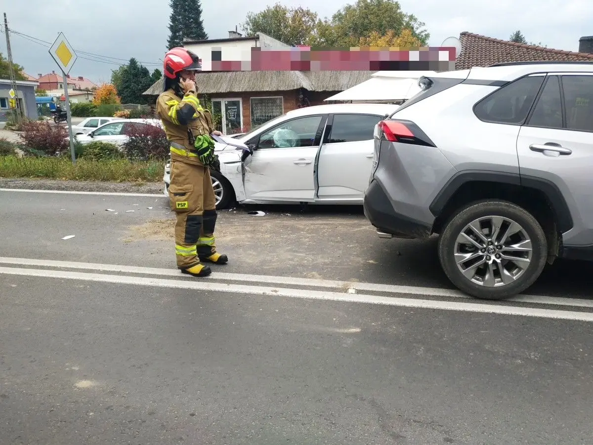 Zderzenie dwóch samochodów w Kruszynie. Droga jest zablokowana