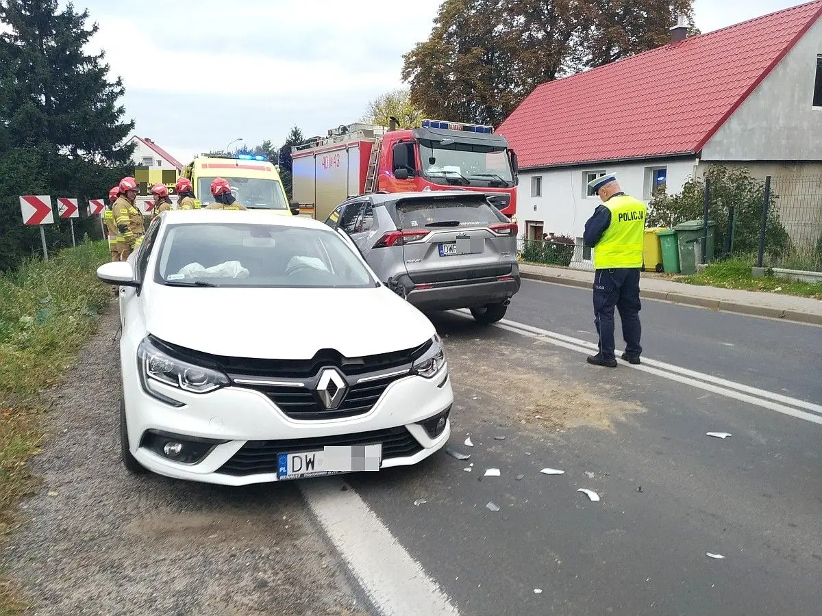 Zderzenie dwóch samochodów w Kruszynie. Droga jest zablokowana