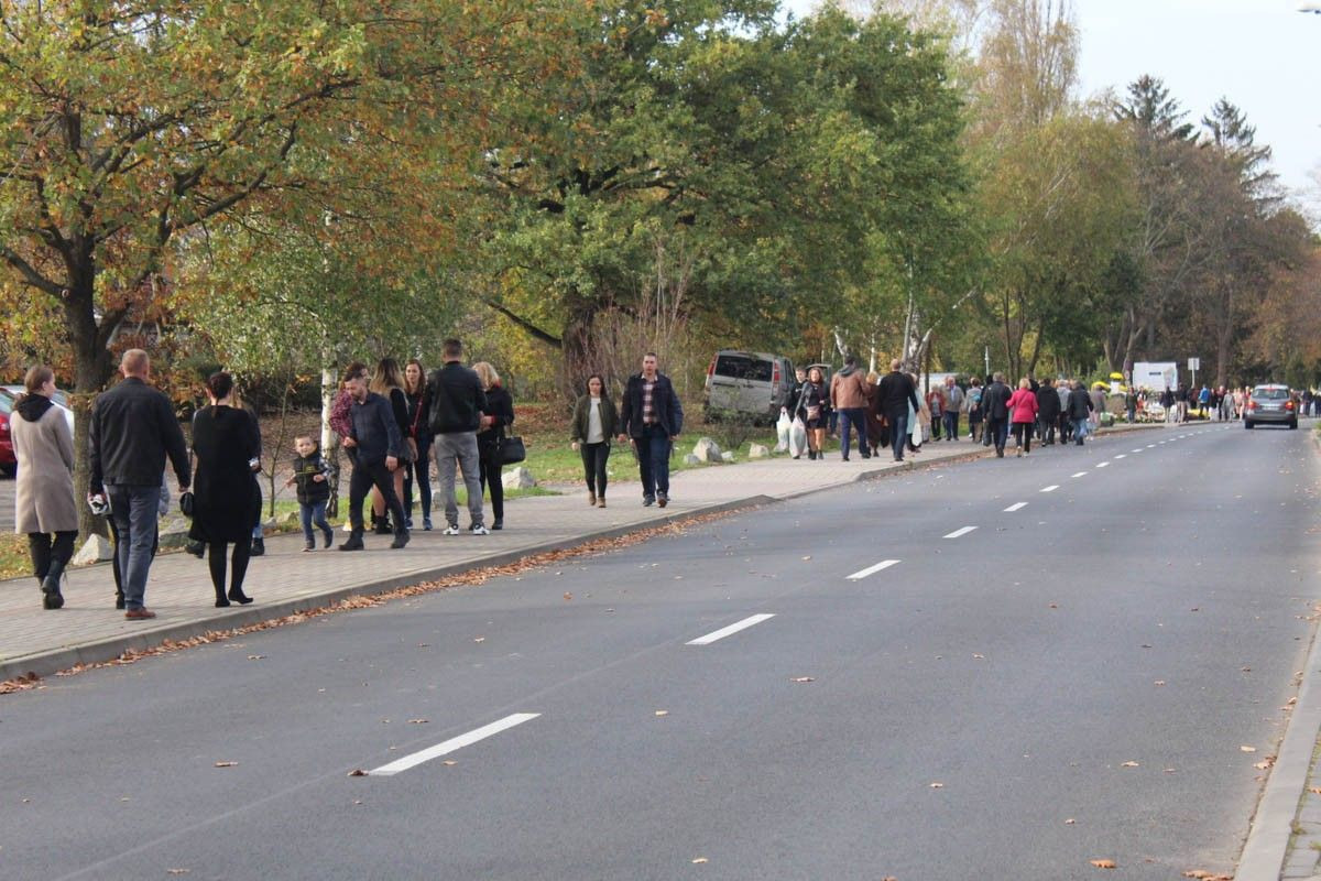 Dzień Wszystkich Świętych na cmentarzu miejskim w Bolesławcu