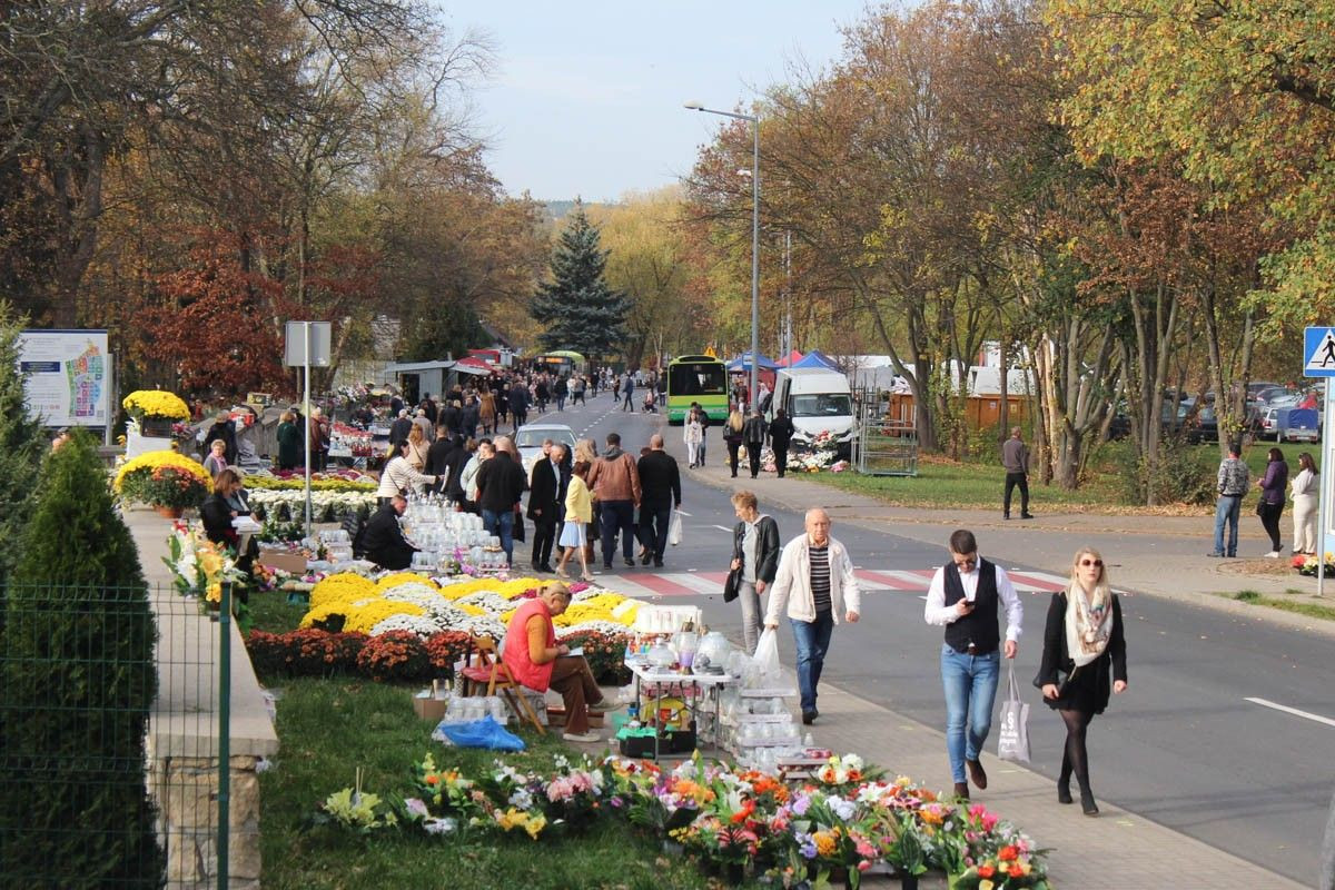 Dzień Wszystkich Świętych na cmentarzu miejskim w Bolesławcu