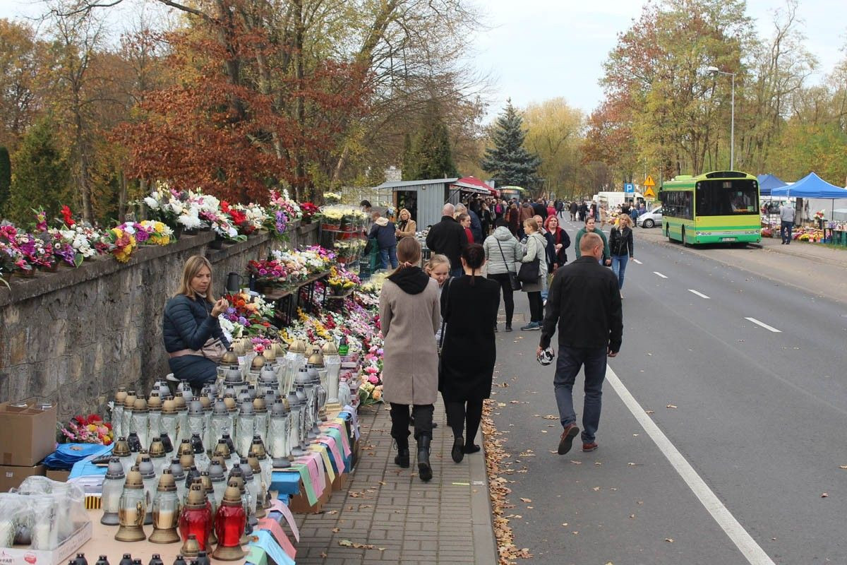 Dzień Wszystkich Świętych na cmentarzu miejskim w Bolesławcu