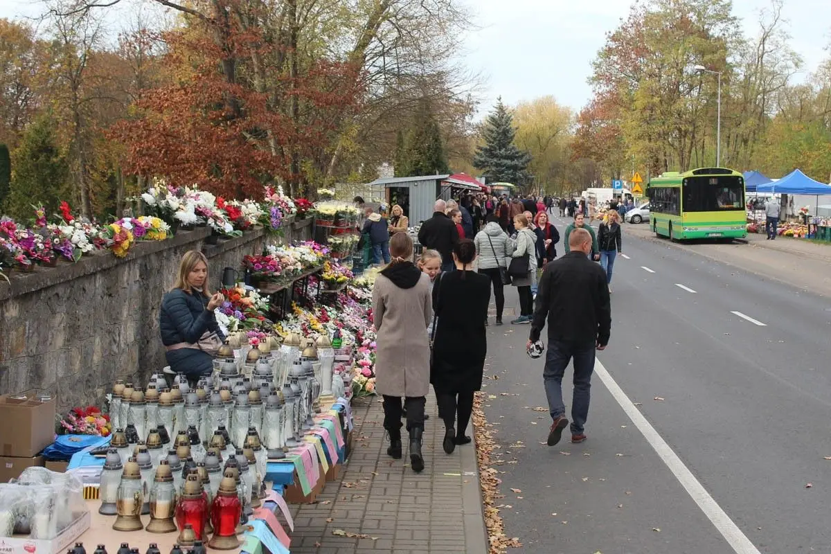 Dzień Wszystkich Świętych na cmentarzu miejskim w Bolesławcu