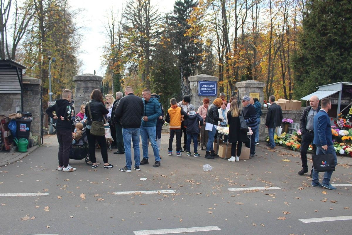 Dzień Wszystkich Świętych na cmentarzu miejskim w Bolesławcu