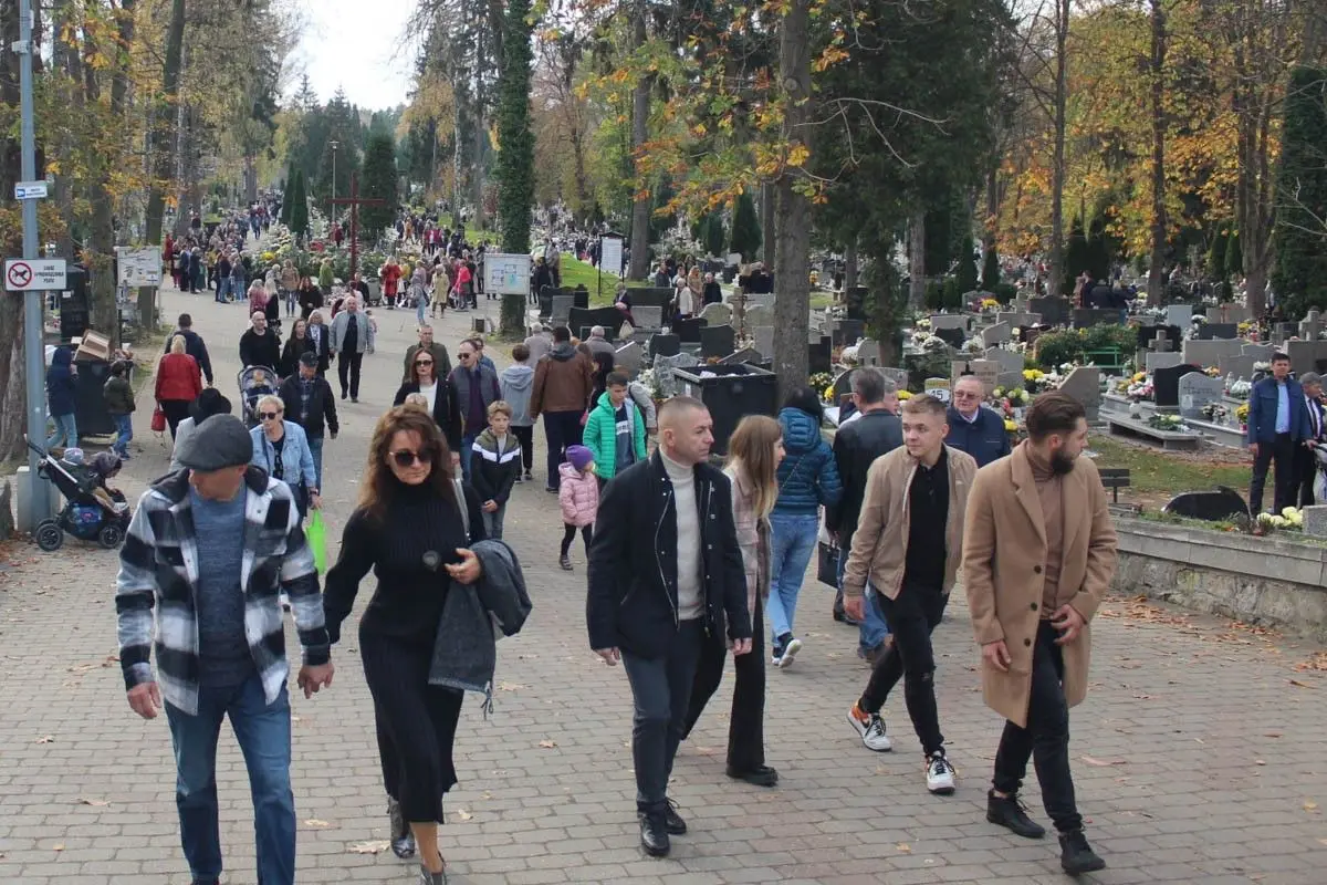 Dzień Wszystkich Świętych na cmentarzu miejskim w Bolesławcu