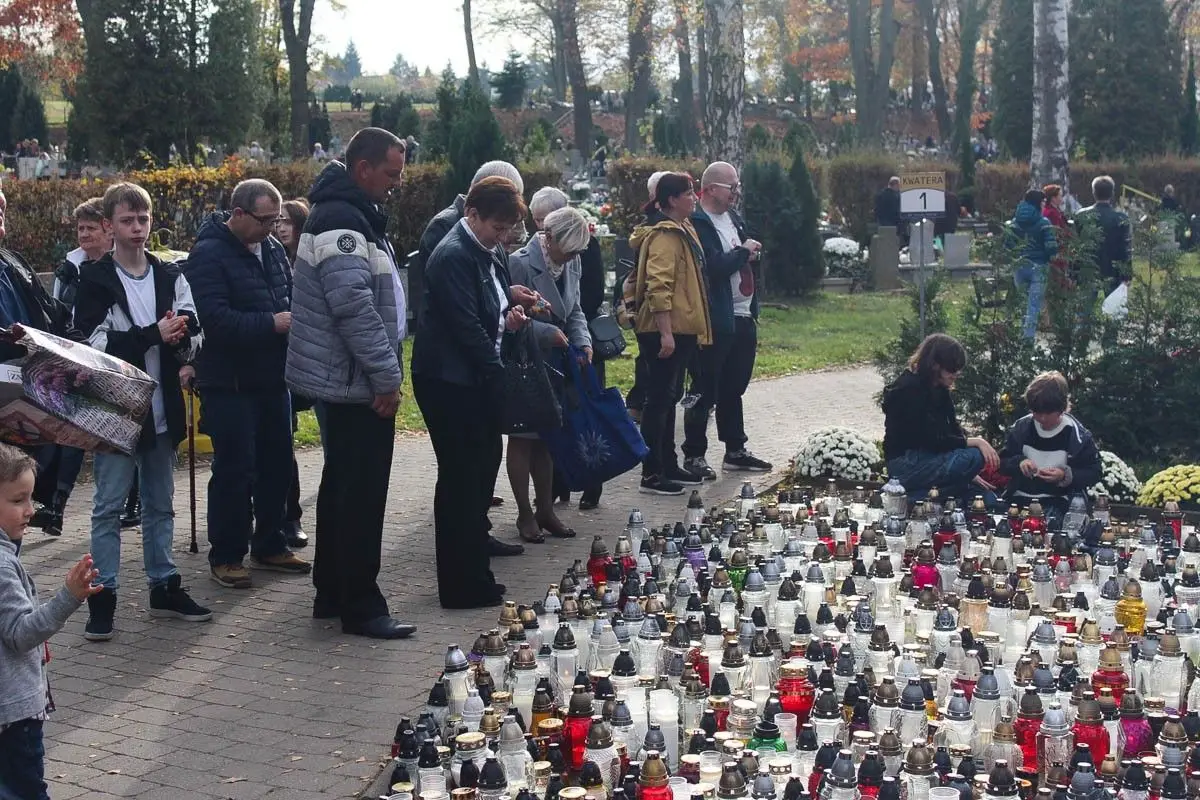 Dzień Wszystkich Świętych na cmentarzu miejskim w Bolesławcu