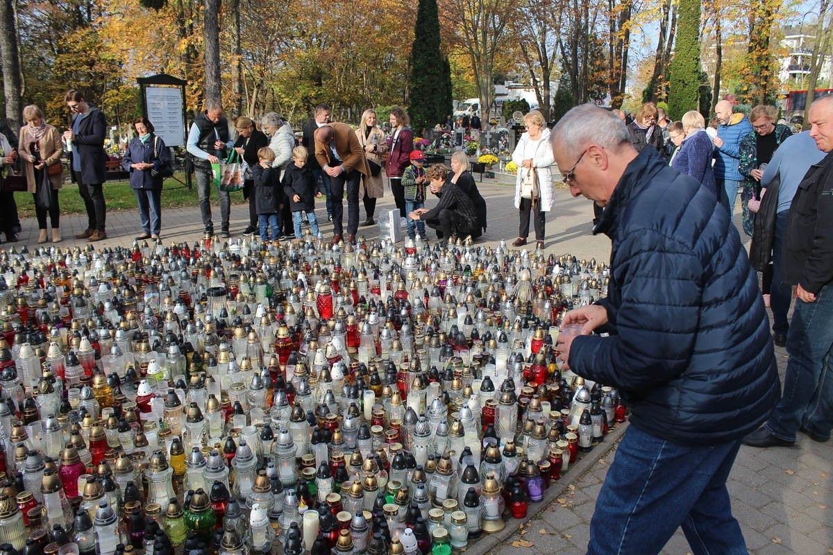 Dzień Wszystkich Świętych na cmentarzu miejskim w Bolesławcu