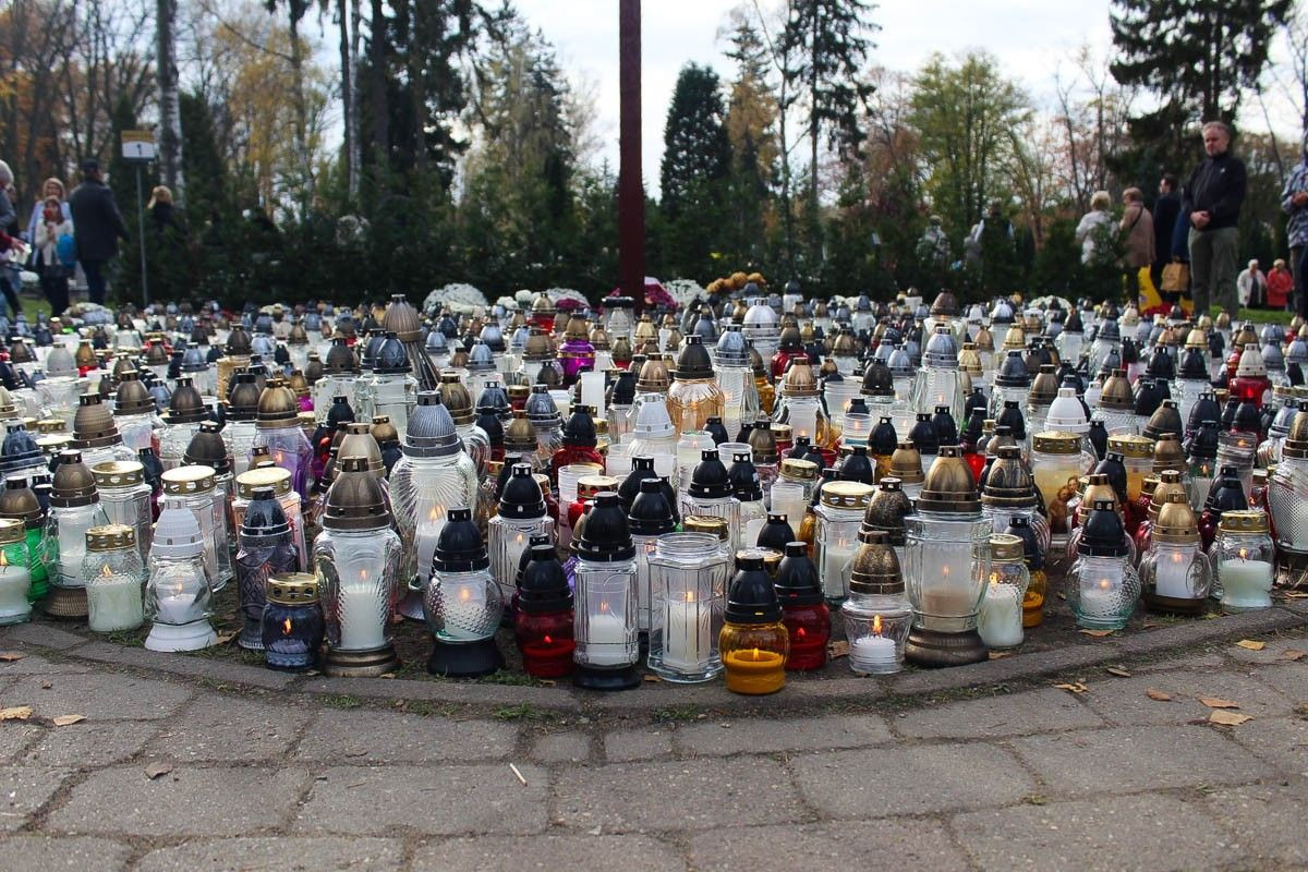 Dzień Wszystkich Świętych na cmentarzu miejskim w Bolesławcu