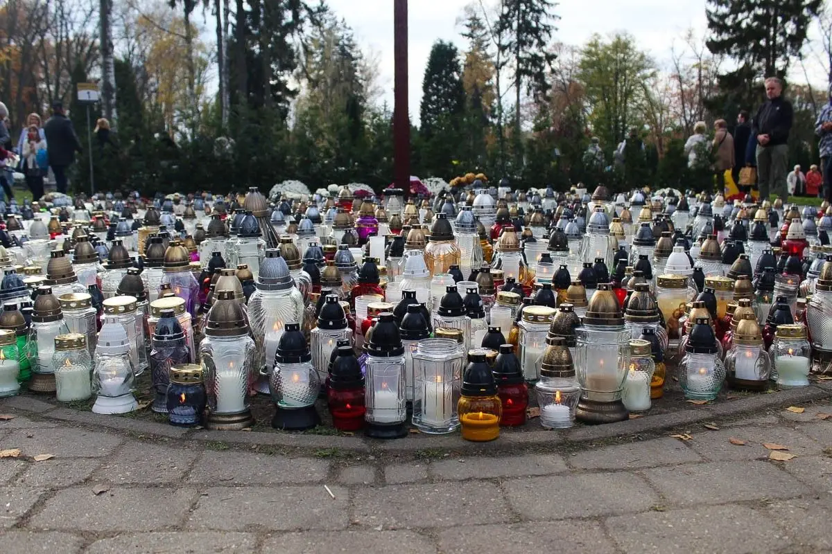 Dzień Wszystkich Świętych na cmentarzu miejskim w Bolesławcu