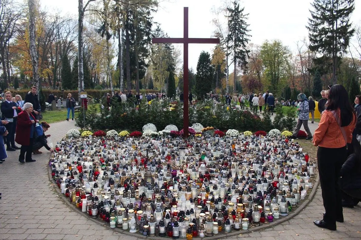 Dzień Wszystkich Świętych na cmentarzu miejskim w Bolesławcu