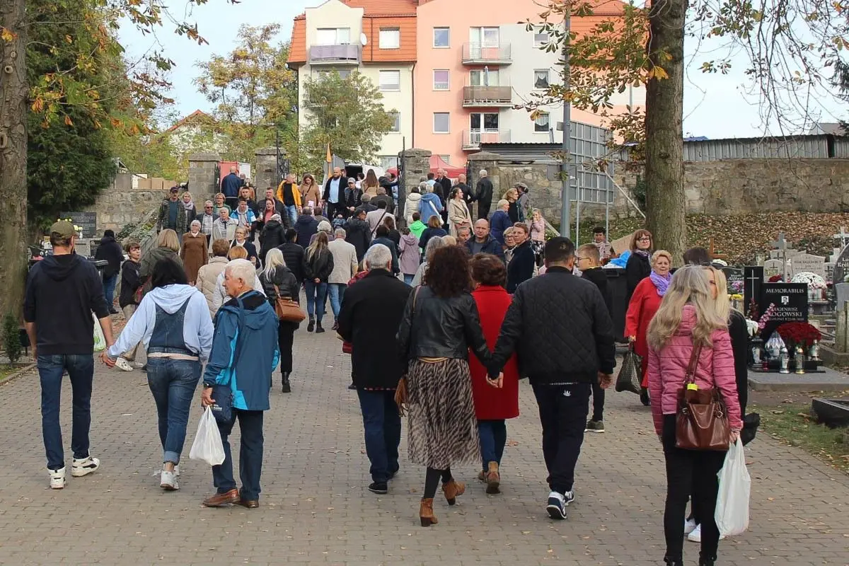Dzień Wszystkich Świętych na cmentarzu miejskim w Bolesławcu