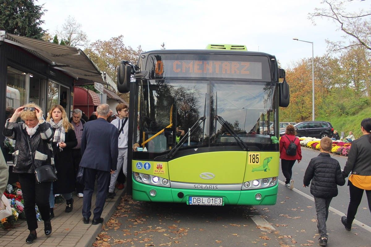 Dzień Wszystkich Świętych na cmentarzu miejskim w Bolesławcu