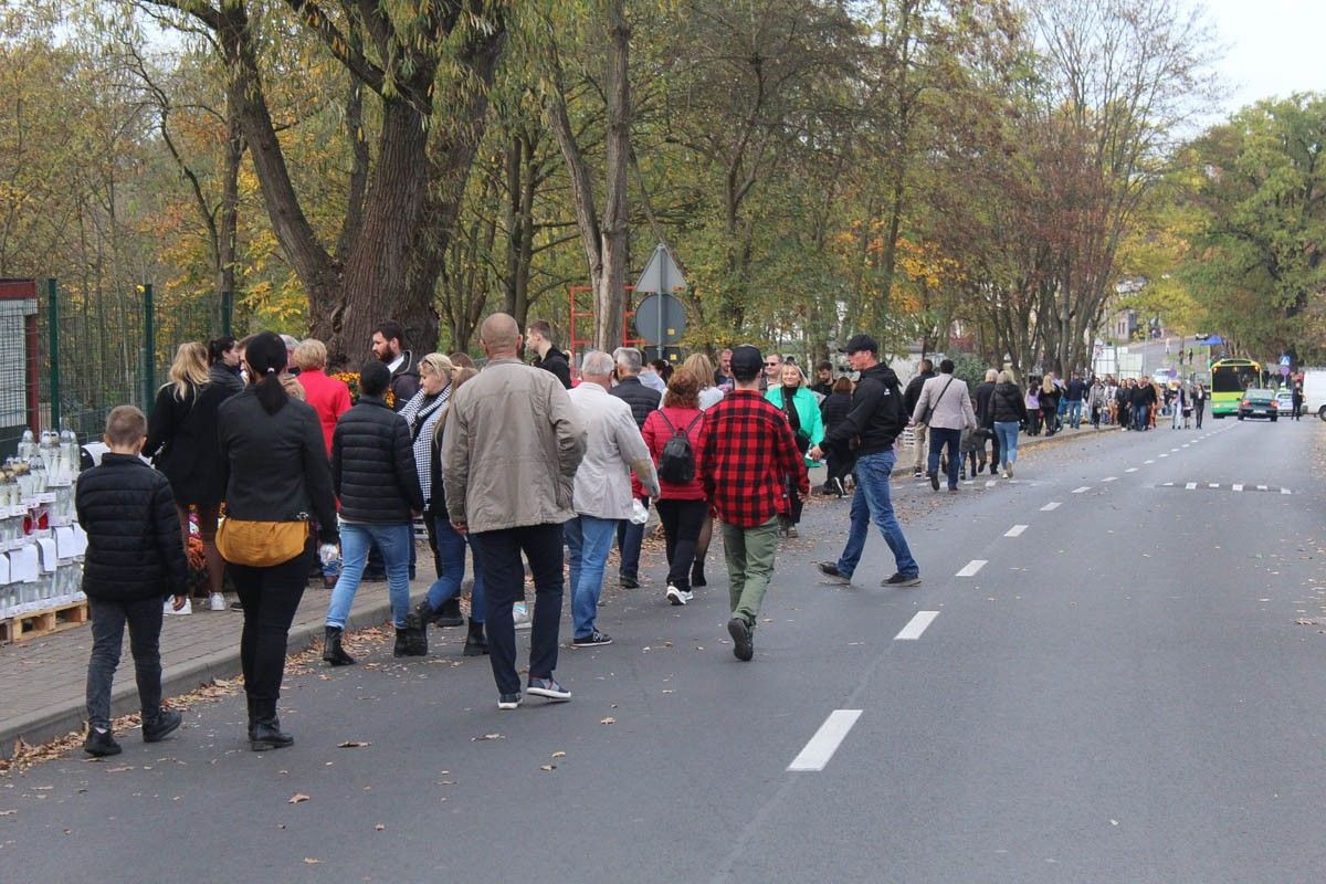 Dzień Wszystkich Świętych na cmentarzu miejskim w Bolesławcu