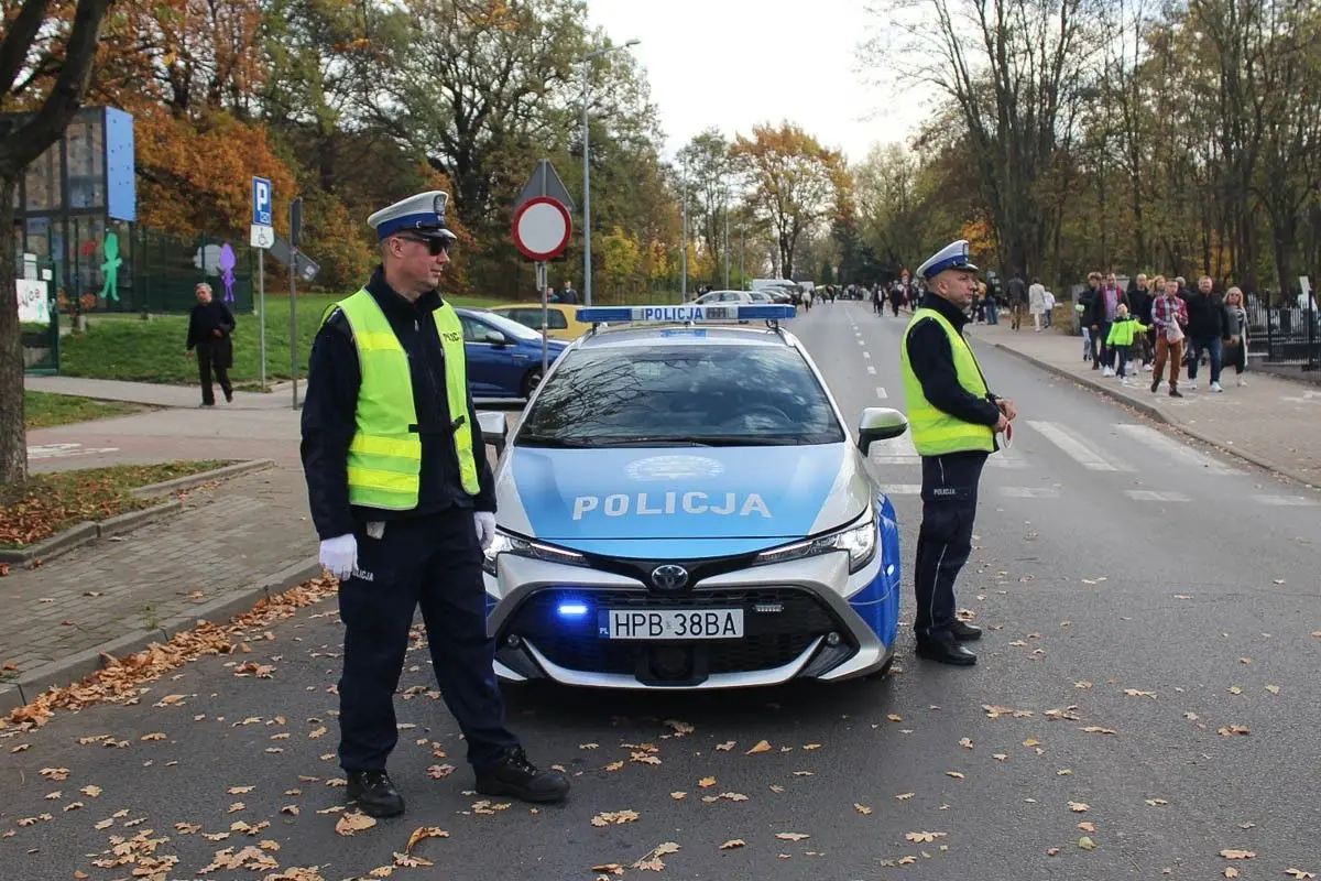 Dzień Wszystkich Świętych na cmentarzu miejskim w Bolesławcu