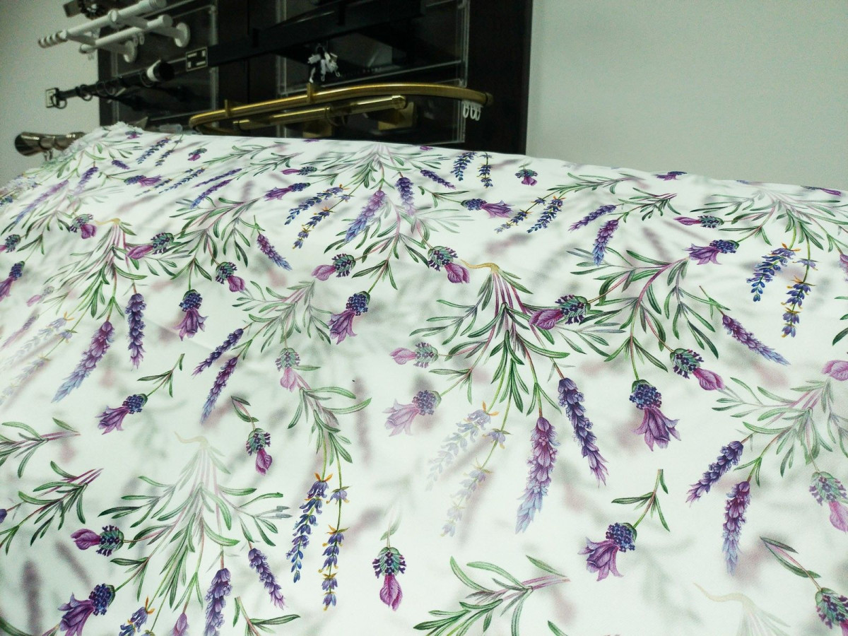 Przykładowe materiały i ozdoby na wyprzedaży w pracowni krawieckiej Efekt Wow