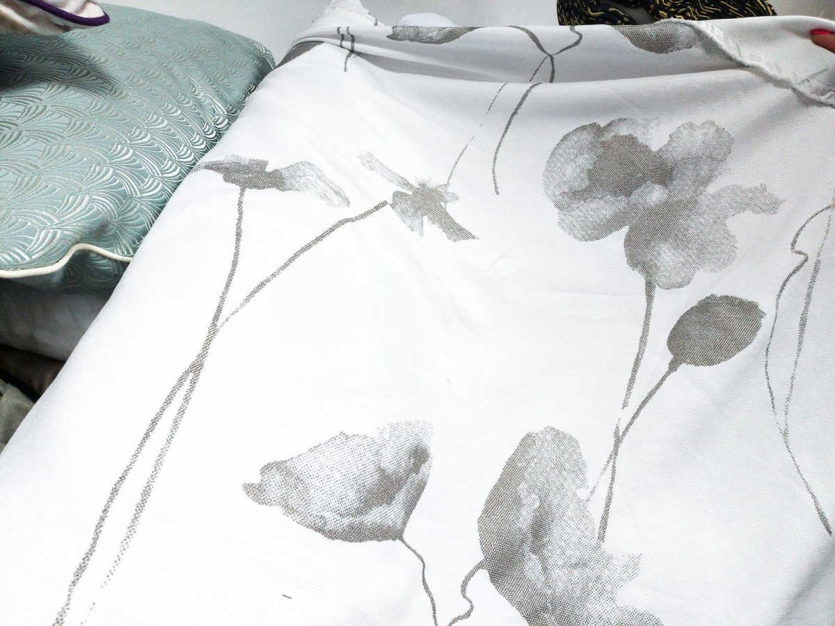 Przykładowe materiały i ozdoby na wyprzedaży w pracowni krawieckiej Efekt Wow