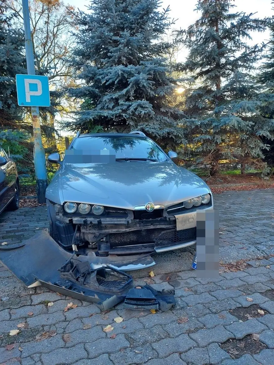 Auto i skasowany znak