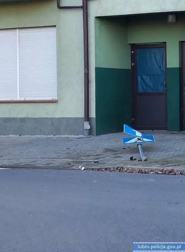Auto i skasowany znak