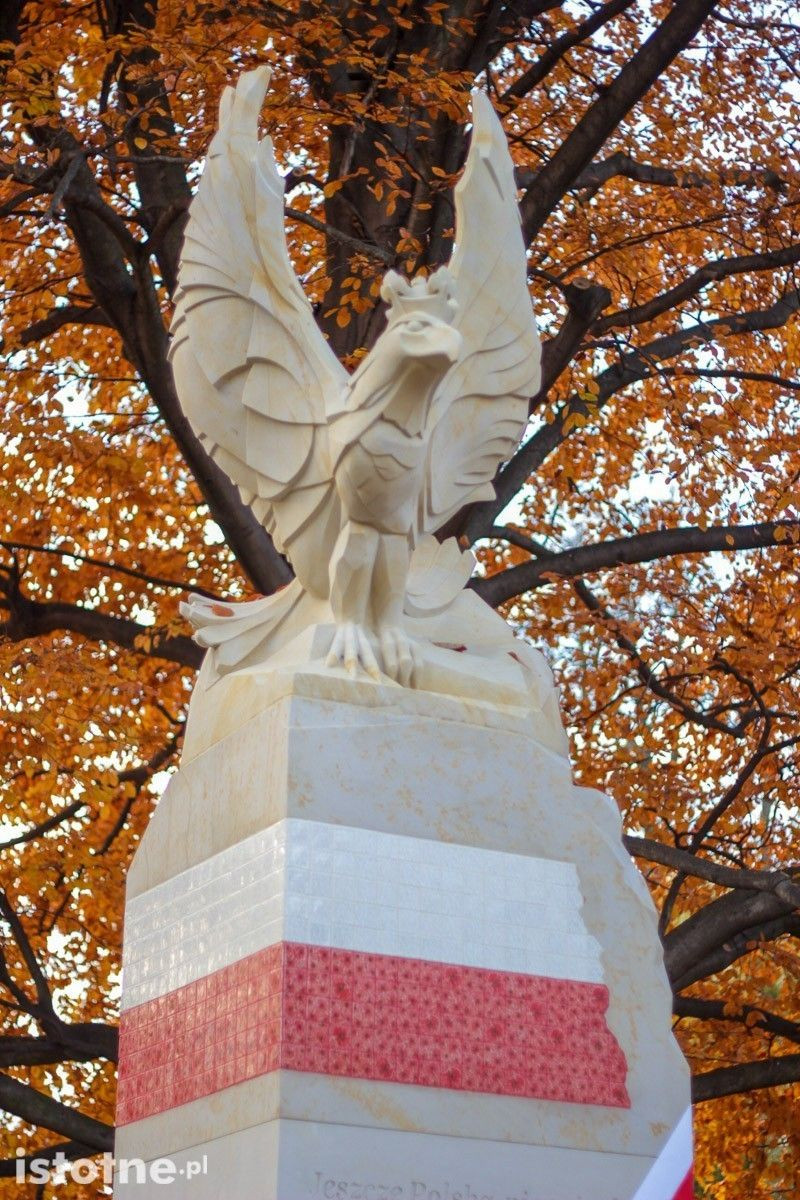 Dekoracja Marii Starzyk naniesiona na 750 ceramicznych płytek, które tworzą polską flagę na bolesławieckim pomniku upamiętniającym setną rocznicę odzyskania przez Polskę niepodległości