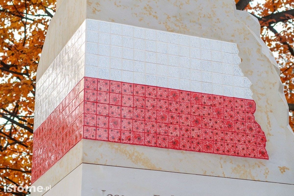 Dekoracja Marii Starzyk naniesiona na 750 ceramicznych płytek, które tworzą polską flagę na bolesławieckim pomniku upamiętniającym setną rocznicę odzyskania przez Polskę niepodległości