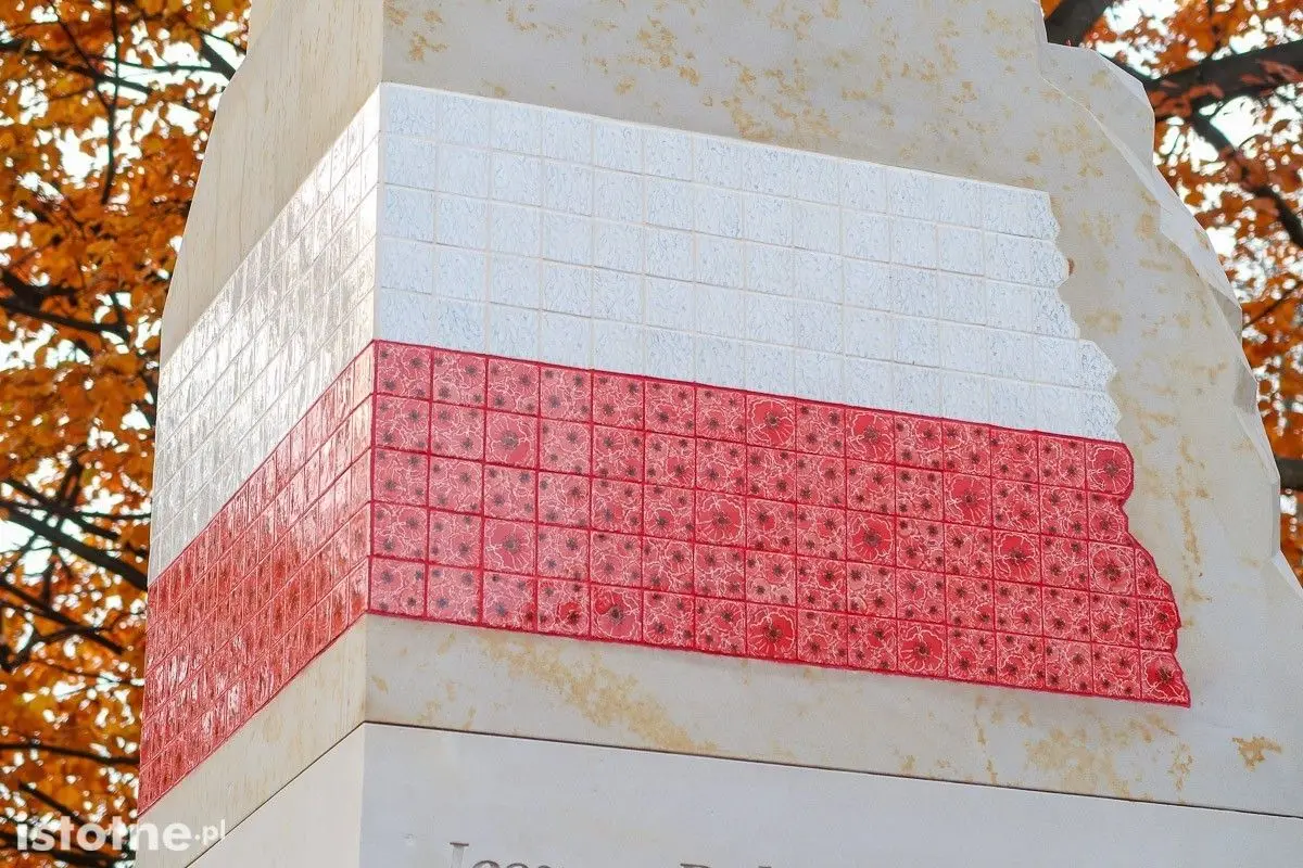 Dekoracja Marii Starzyk naniesiona na 750 ceramicznych płytek, które tworzą polską flagę na bolesławieckim pomniku upamiętniającym setną rocznicę odzyskania przez Polskę niepodległości
