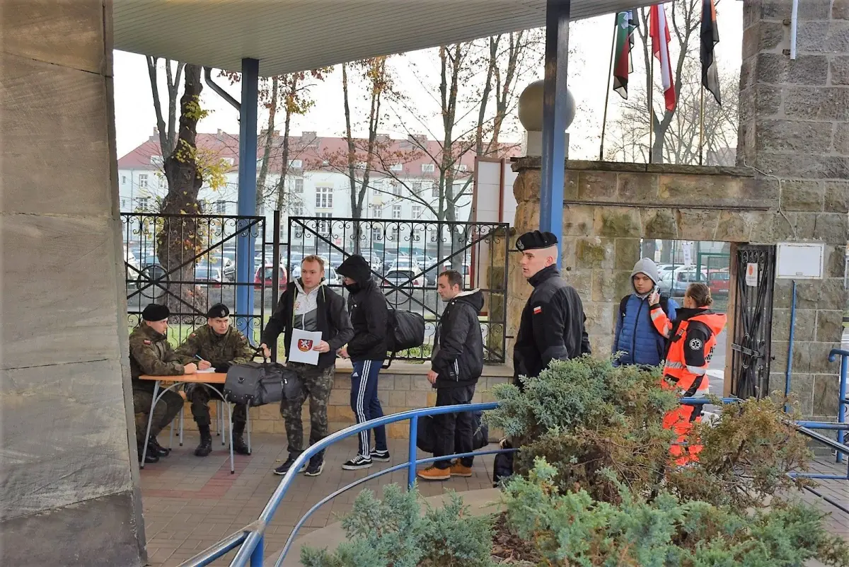 Nowi ochotnicy do dobrowolnej zasadniczej służby wojskowej w Bolesławcu