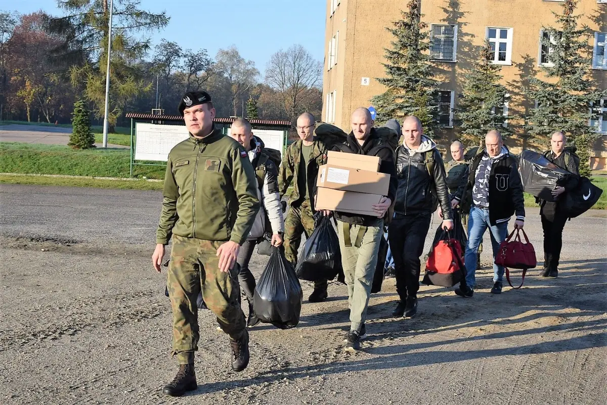 Nowi ochotnicy do dobrowolnej zasadniczej służby wojskowej w Bolesławcu