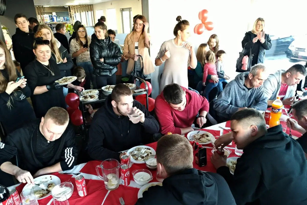 Mistrzostwa w jedzeniu pierogów w Bistro Wilcze Smaki