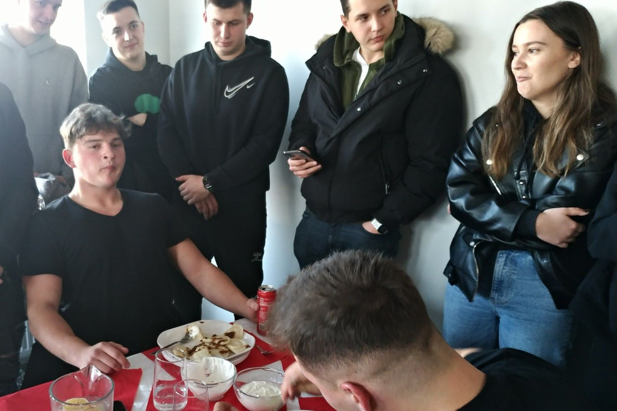 Mistrzostwa w jedzeniu pierogów w Bistro Wilcze Smaki