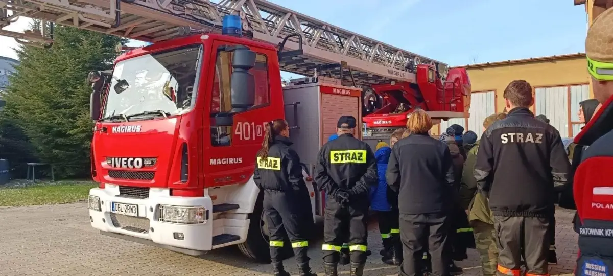 Młodzi strażacy z powiatu karkonoskiego z wizytą w bolesławieckiej komendzie