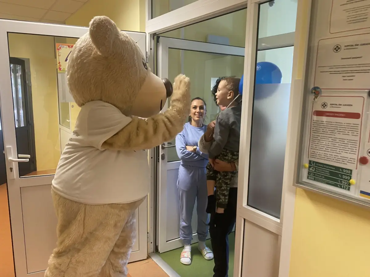 Doktor Miś odwiedził młodych pacjentów bolesławieckiego szpitala