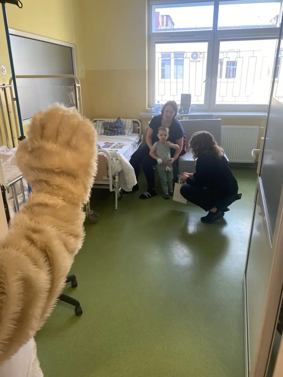 Doktor Miś odwiedził młodych pacjentów bolesławieckiego szpitala